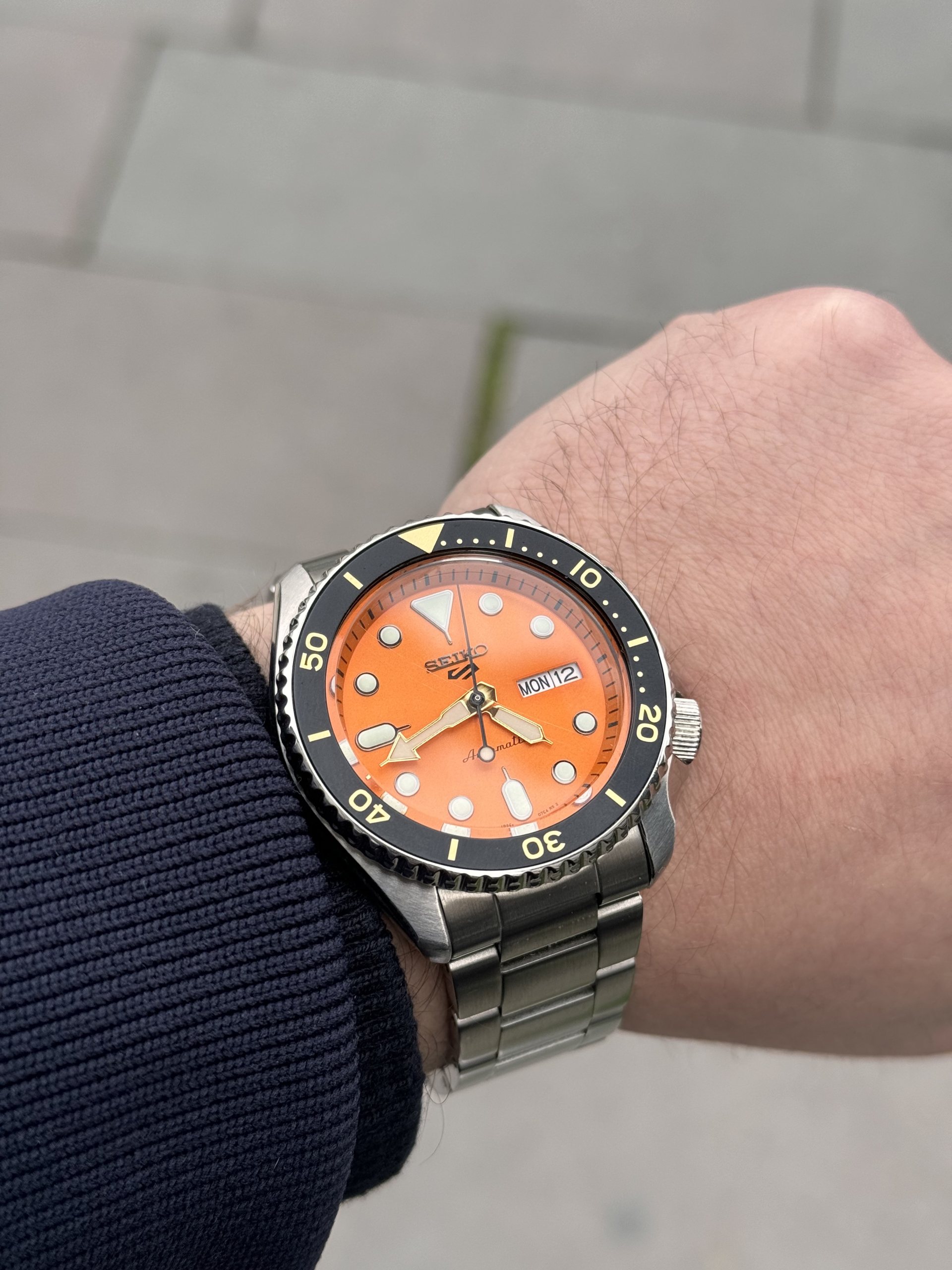Seiko 5 SRPD59K otomatik erkek kol saati yakın çekim görünümü