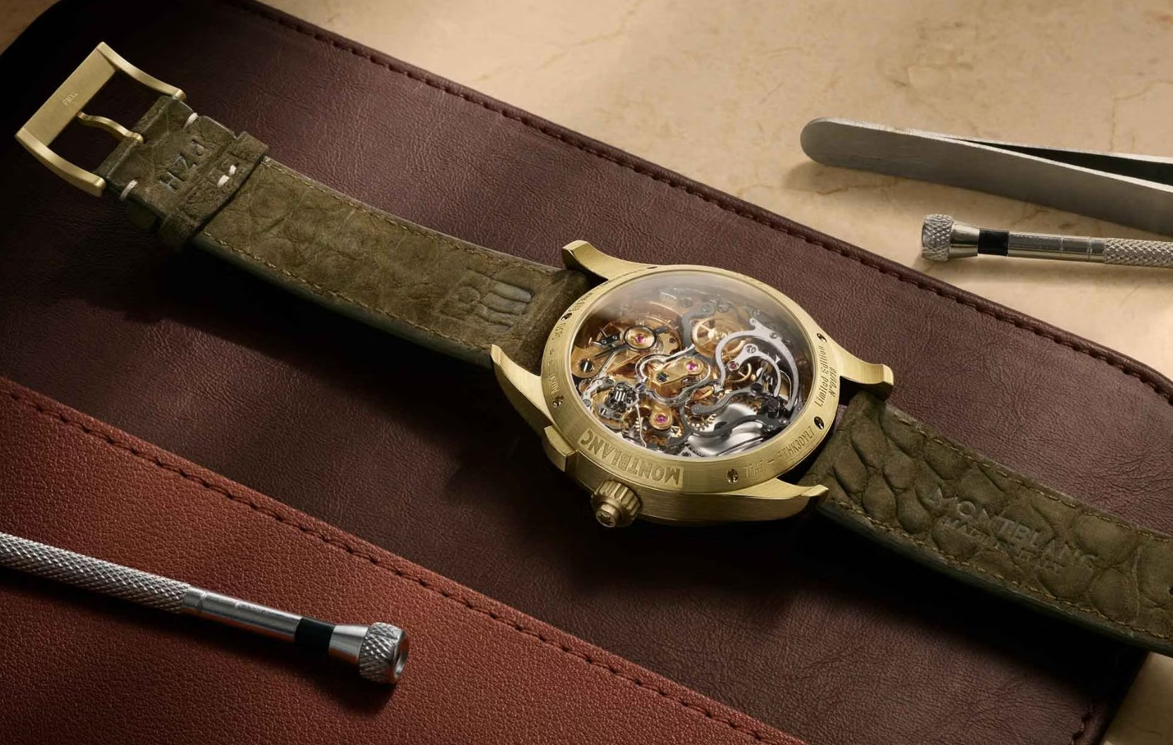 Montblanc Lime Gold kol saati zarif altın tonlu kadran detayı