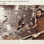 Cem Yılmaz'ın kolunda Seiko Pogue kronograf saat detay görseli