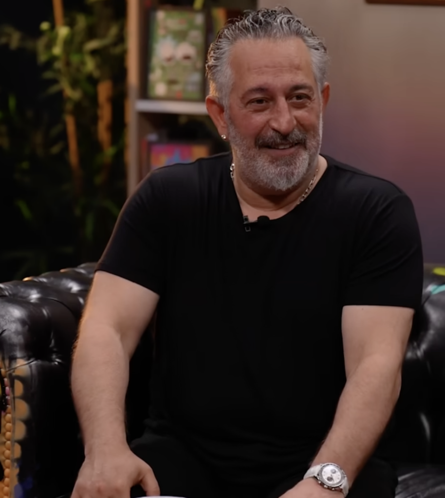 Cem Yılmaz'ın taktığı Omega Speedmaster Chronoscope –  329.30.43.51.02.002.