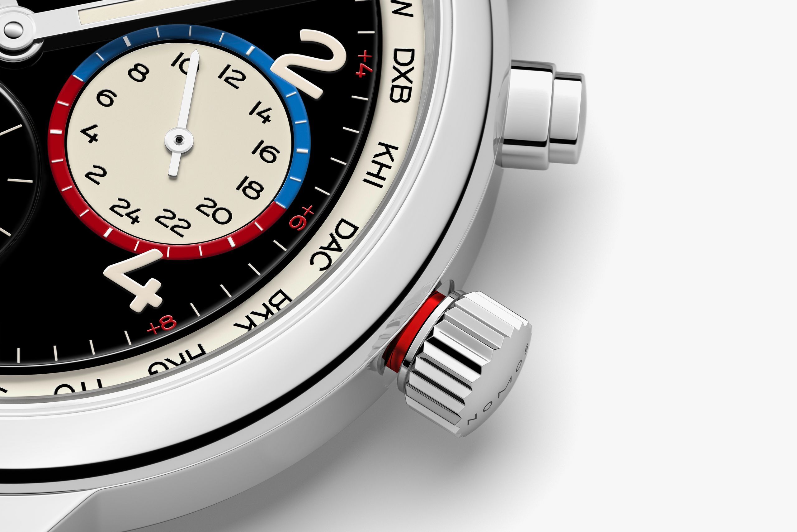 NOMOS Club Sport neomatik Worldtimer Dark ev saati ve kurma kolu detayı