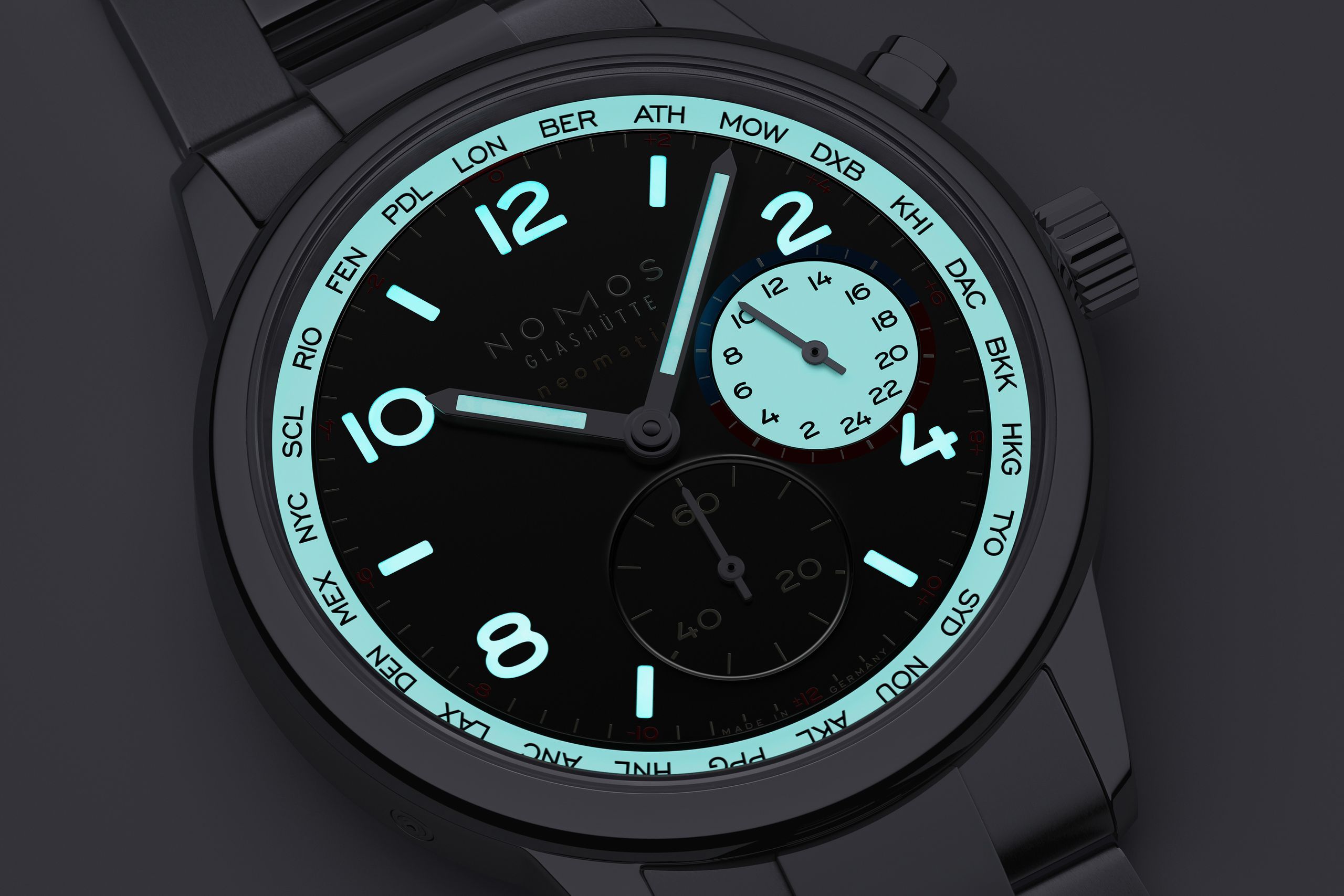 NOMOS Club Sport neomatik Worldtimer Dark Super-LumiNova gece görünümü