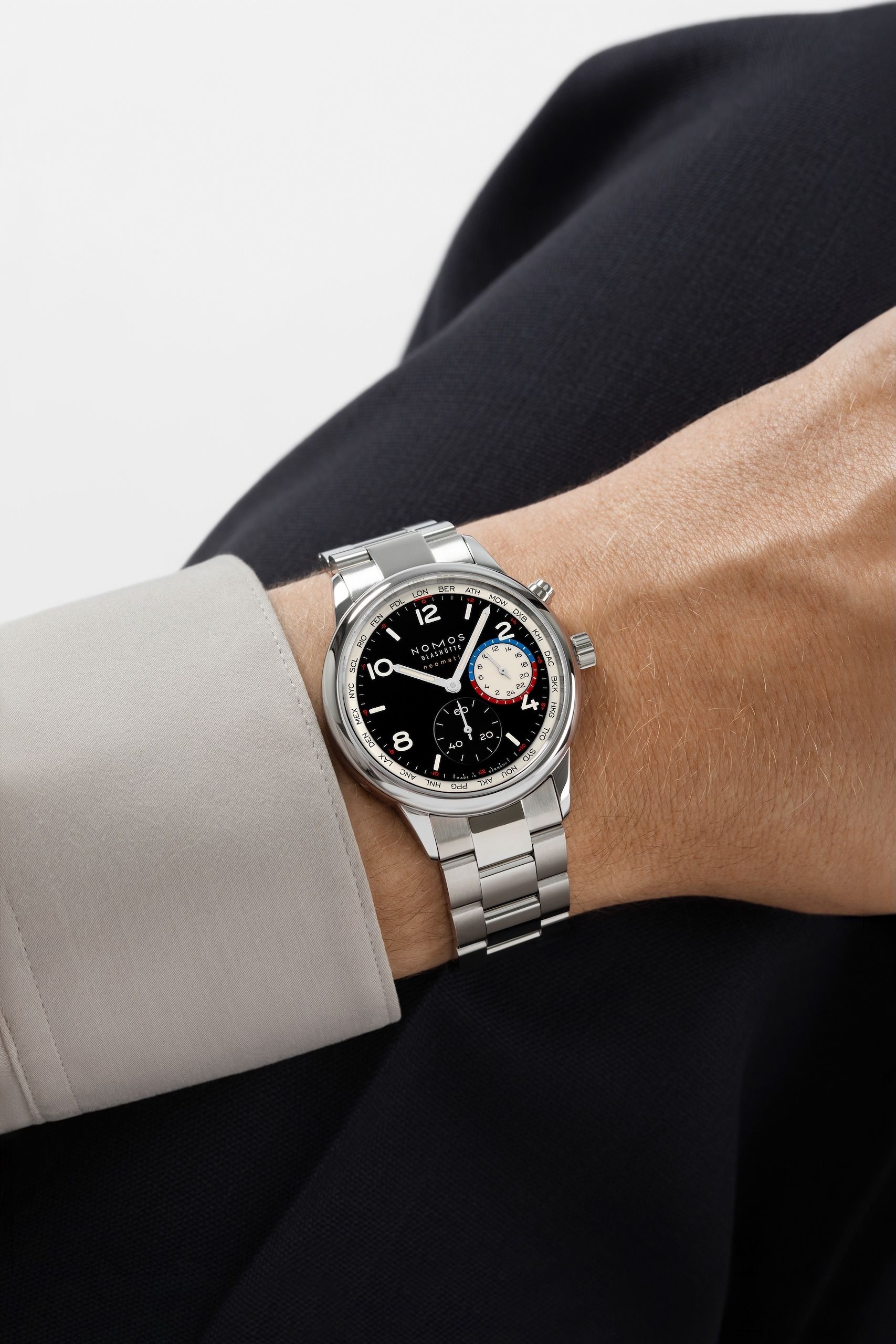 NOMOS Club Sport neomatik Worldtimer Dark çelik bilezikle bilekte
