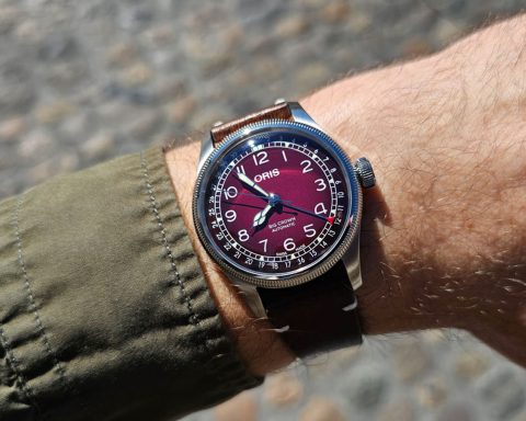 Oris Big Crown x Cervo Volante bordo kadranlı saat bilekte
