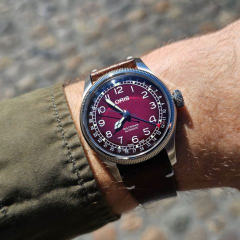 Oris Big Crown x Cervo Volante bordo kadranlı saat bilekte