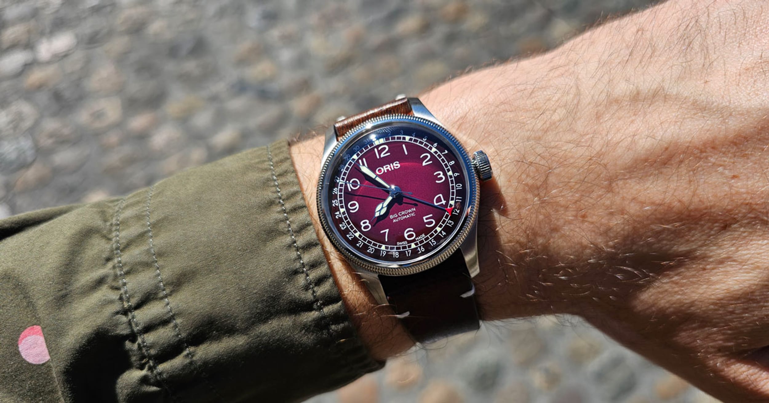 Oris Big Crown x Cervo Volante bordo kadranlı saat bilekte