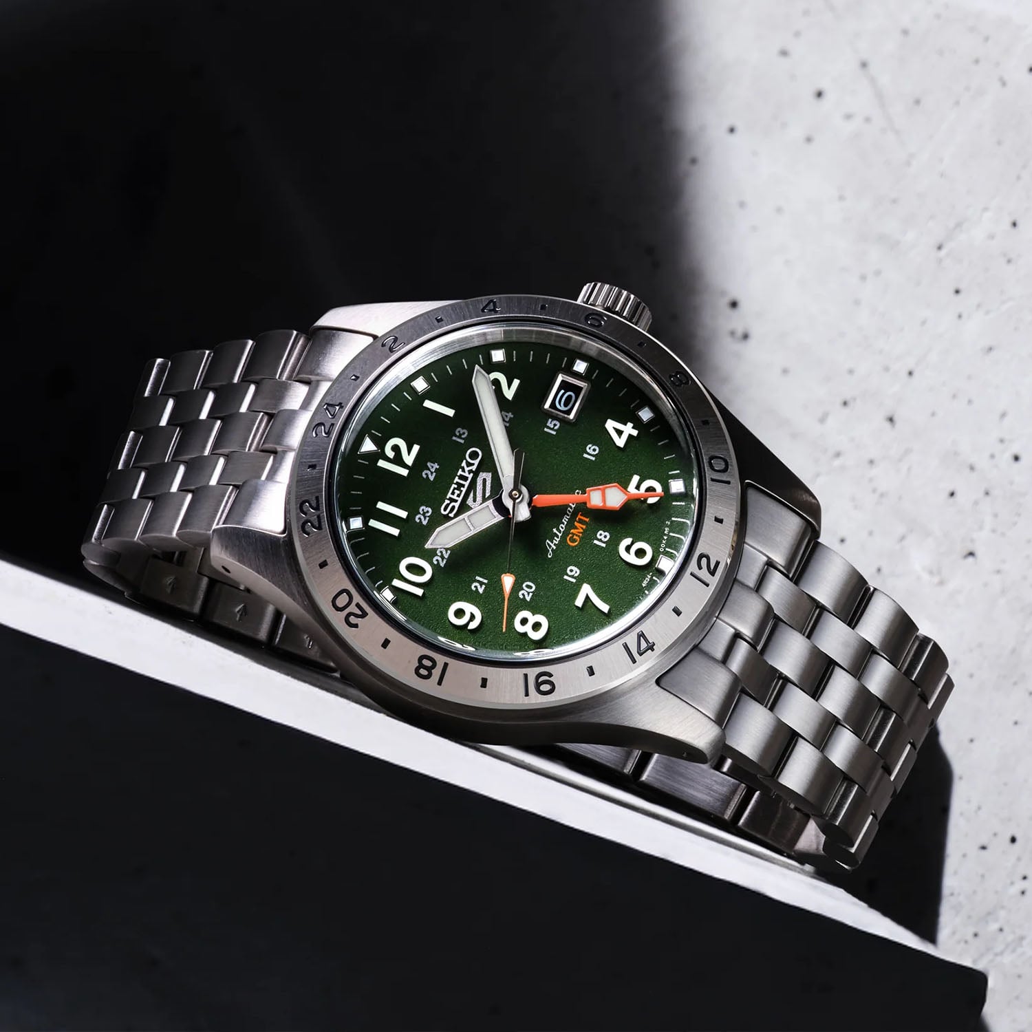 Seiko 5 Sports Field GMT HDB001 zeytin yeşili kadran