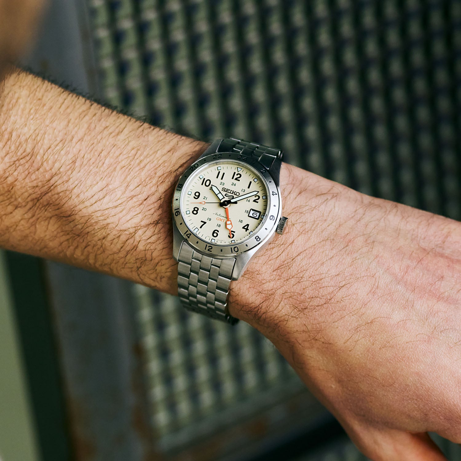 Seiko 5 Sports Field GMT HDB002 bej kadranlı saat bilekte