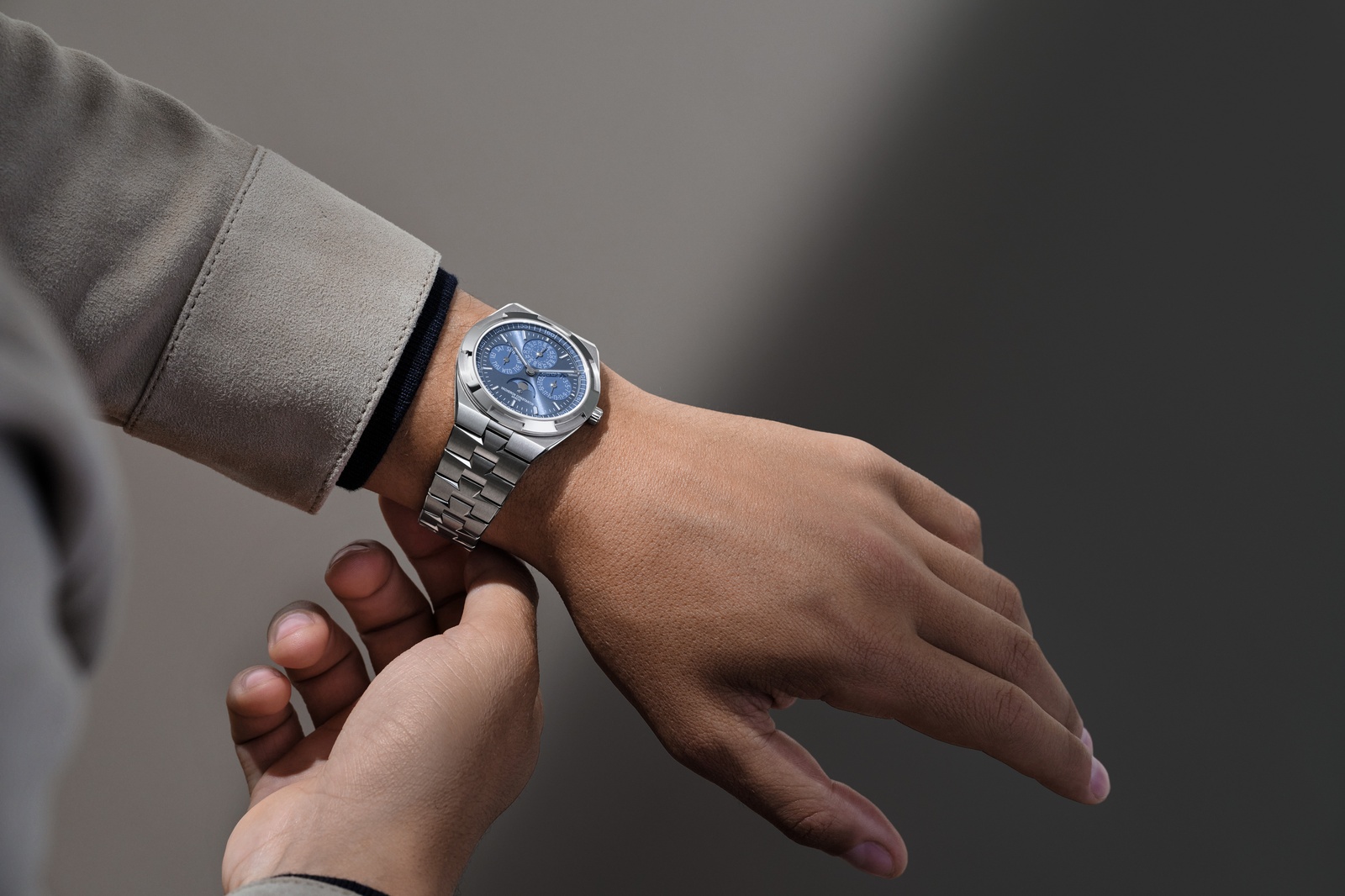 Vacheron Constantin Overseas Perpetual Calendar Ultra-Thin beyaz altın bilezikle bilekte