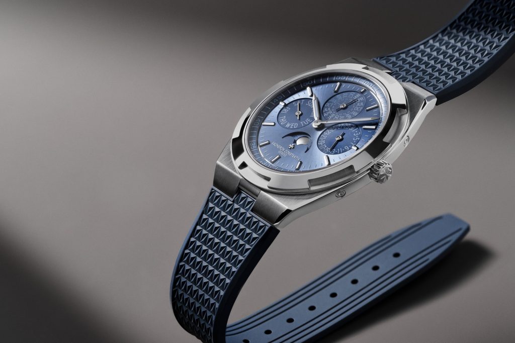Vacheron Constantin Overseas Perpetual Calendar Ultra-Thin ref. 4300V/220G-H119 mavi kauçuk kayışla