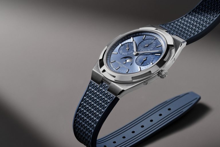 Vacheron Constantin Overseas Perpetual Calendar Ultra-Thin ref. 4300V/220G-H119 mavi kauçuk kayışla