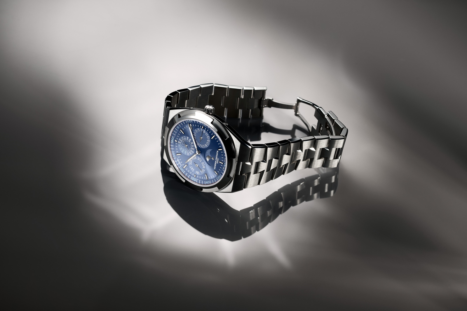 Vacheron Constantin Overseas Perpetual Calendar Ultra-Thin 18 ayar beyaz altın bilezikle
