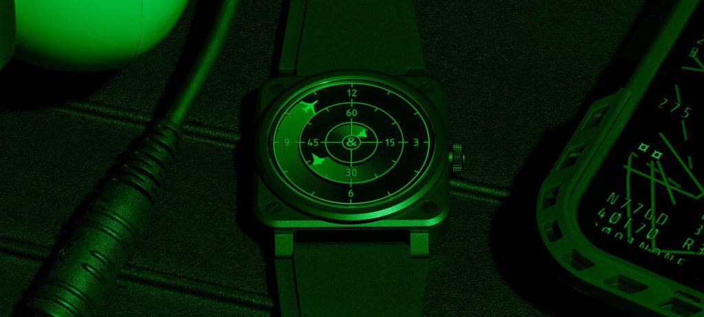Bell & Ross BR-03 Green Radar Ceramic yeşil radar ekranı önünde