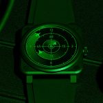 Bell & Ross BR-03 Green Radar Ceramic yeşil radar ekranı önünde