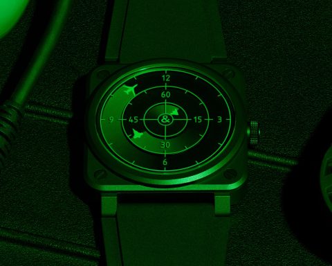 Bell & Ross BR-03 Green Radar Ceramic yeşil radar ekranı önünde