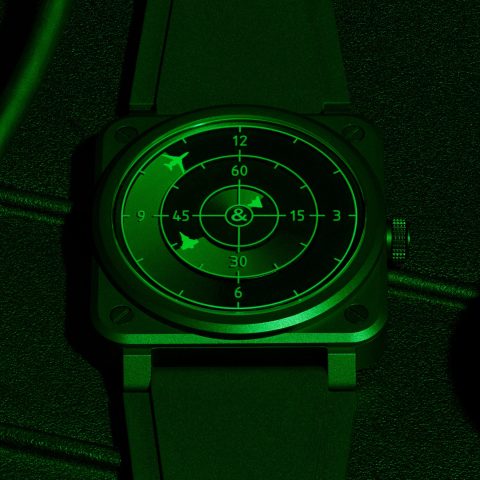 Bell & Ross BR-03 Green Radar Ceramic yeşil radar ekranı önünde