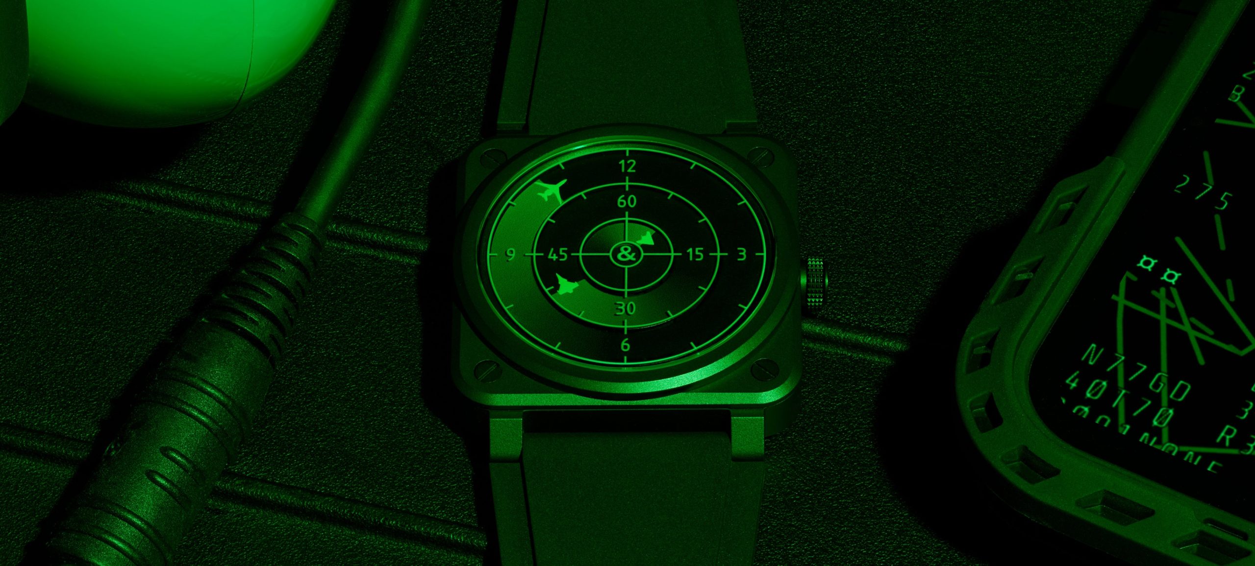 Bell & Ross BR-03 Green Radar Ceramic yeşil radar ekranı önünde