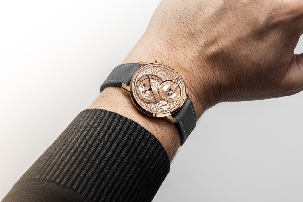 Armin Strom Tribute³ Au750 38 mm pembe altın kasayla bilekte