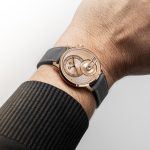 Armin Strom Tribute³ Au750 38 mm pembe altın kasayla bilekte