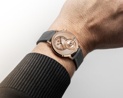 Armin Strom Tribute³ Au750 38 mm pembe altın kasayla bilekte