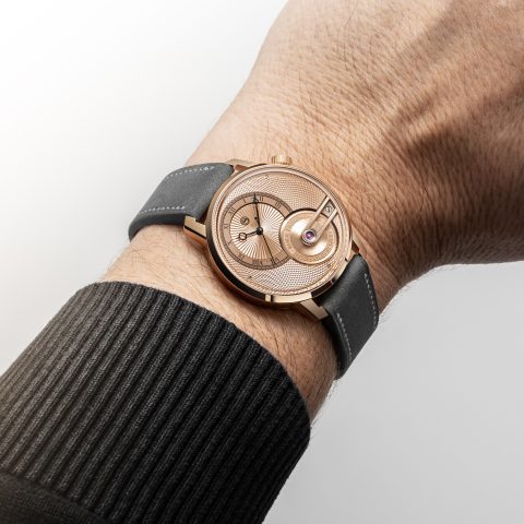 Armin Strom Tribute³ Au750 38 mm pembe altın kasayla bilekte