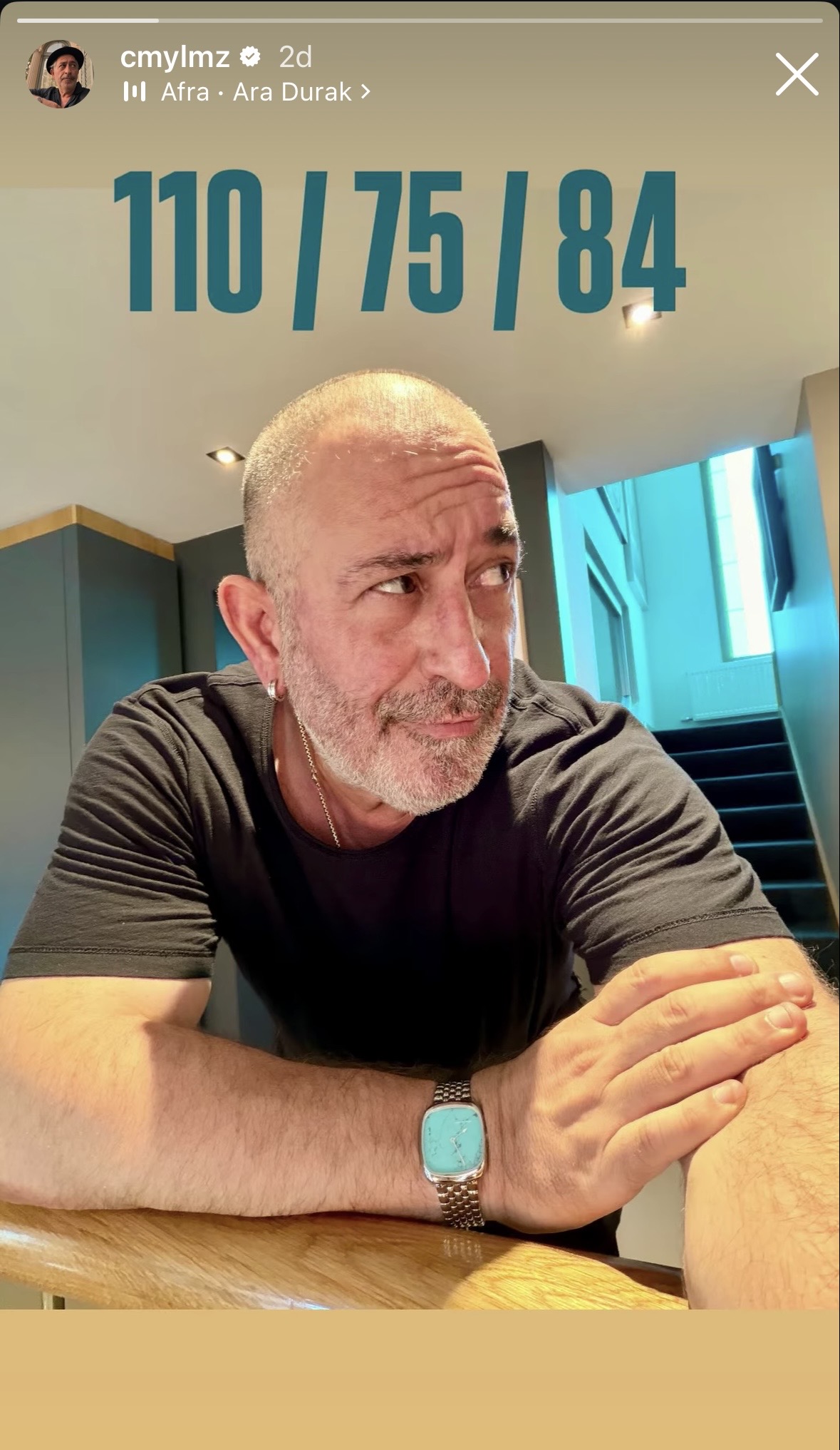 Cem Yılmaz'ın bileğinde turkuaz taş kadranlı Dennison Natural Turquoise Stone in Steel