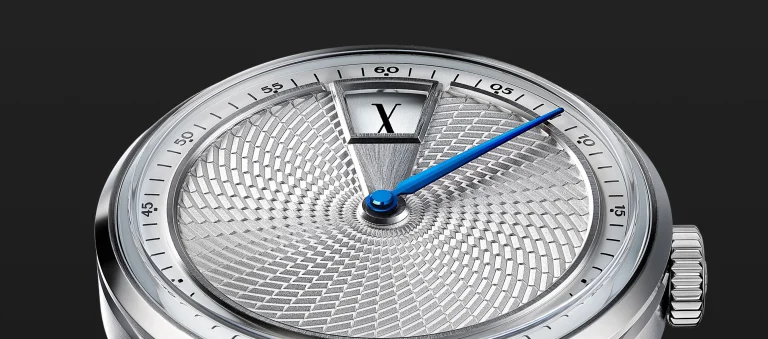 Christopher Ward C1 Jump Hour XV gümüş guilloche kadran ve saat penceresi