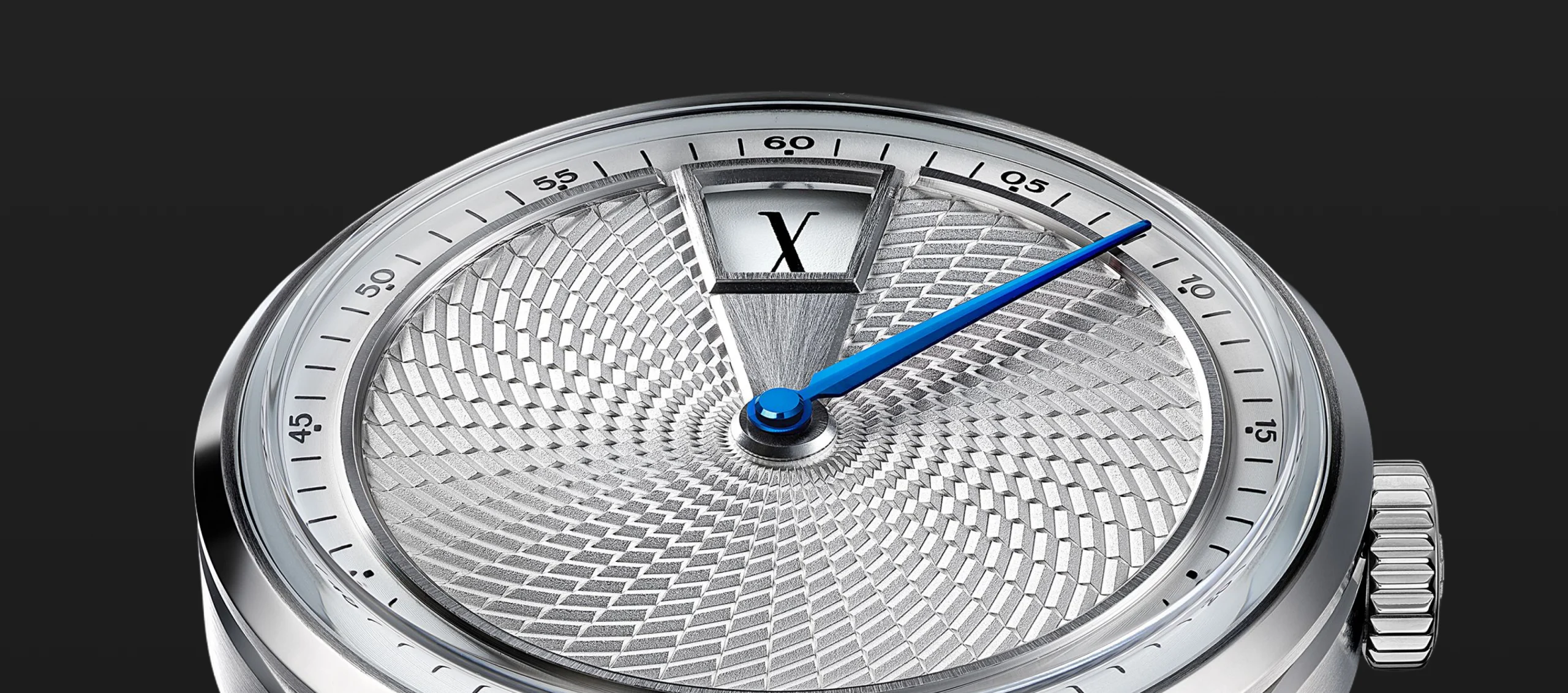 Christopher Ward C1 Jump Hour XV gümüş guilloche kadran ve saat penceresi