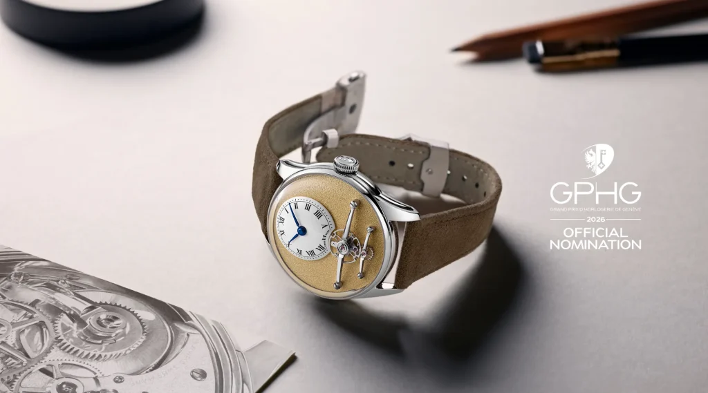 Christopher Ward C1 Loco Classic, altın tonlu sedef parıltılı kadran, beyaz seramik saat kadranı ve kahverengi kayış