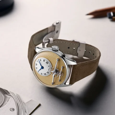 Christopher Ward C1 Loco Classic, altın tonlu sedef parıltılı kadran, beyaz seramik saat kadranı ve kahverengi kayış