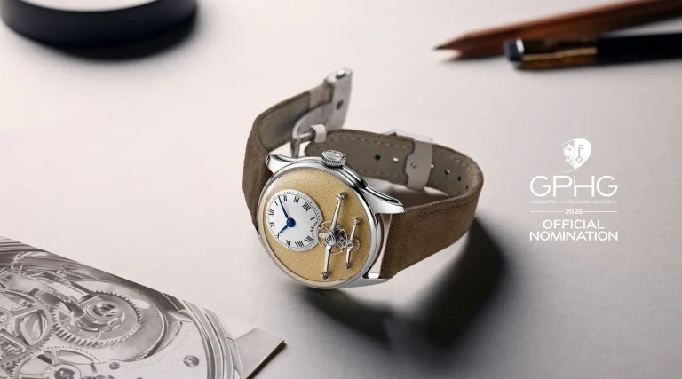 Christopher Ward C1 Loco Classic, altın tonlu sedef parıltılı kadran, beyaz seramik saat kadranı ve kahverengi kayış