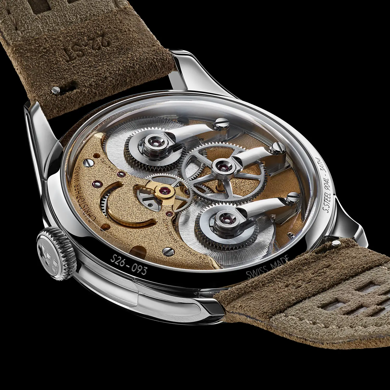 Christopher Ward Calibre CW-003 arka kapak Christopher Ward C1 Loco Classic safir arka kapaktan görünen elle kurmalı Calibre CW-003, iki zemberek kutusu ve 2N altın kaplama ana plaka