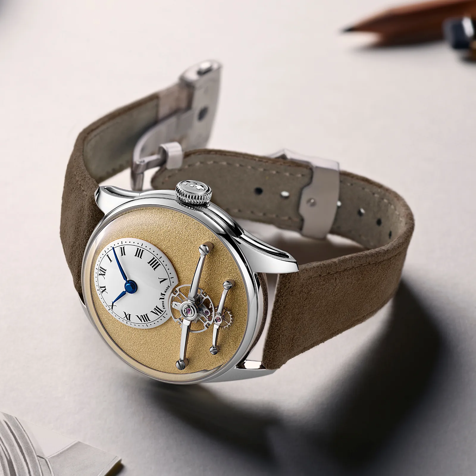Christopher Ward C1 Loco Classic seramik kadran Christopher Ward C1 Loco Classic beyaz seramik saat kadranı, Roma rakamları ve mavi PVD kaplı ibreler