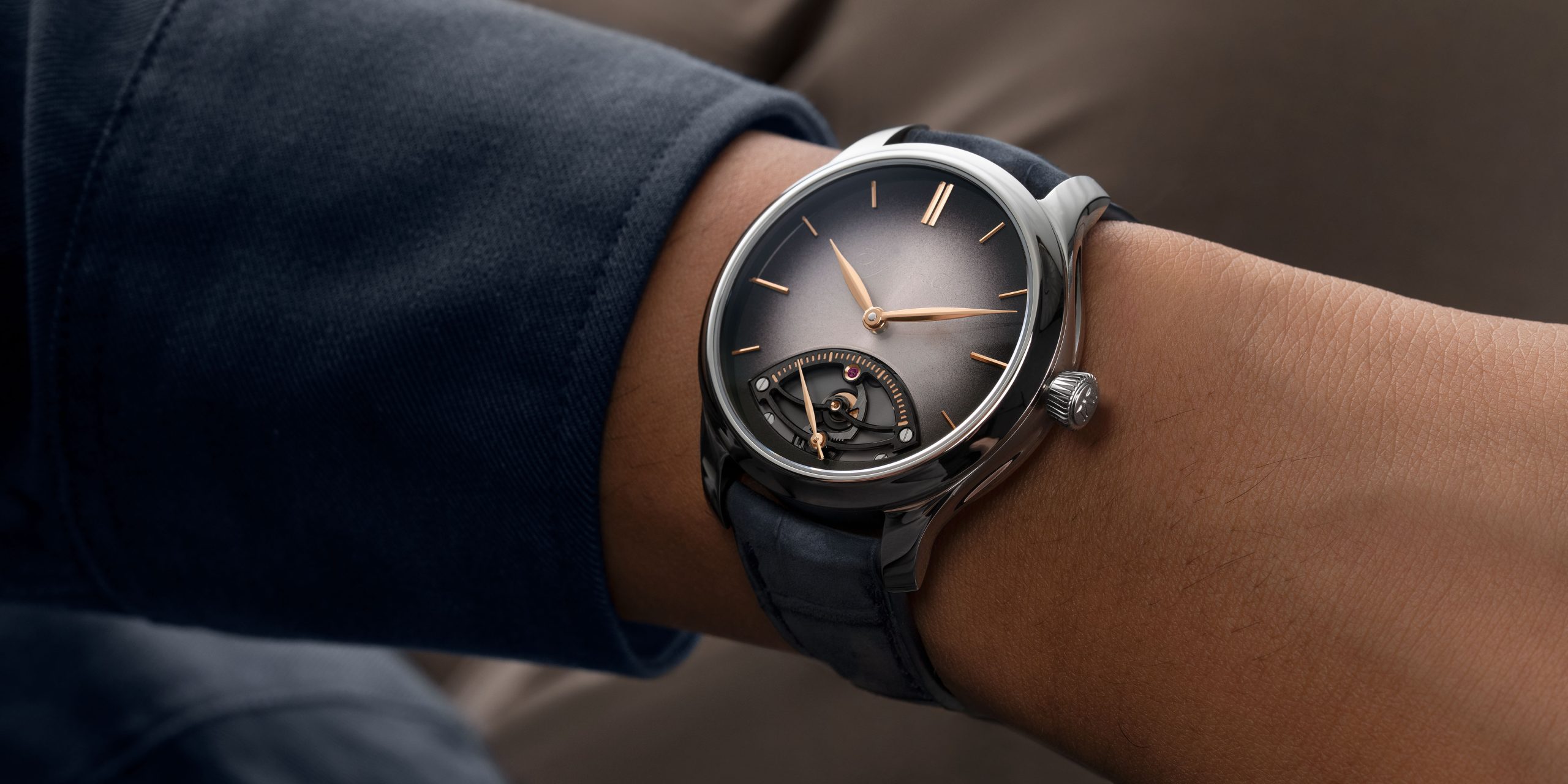 Bilekte H. Moser & Cie. Endeavour Retrograde Seconds ref. 1252-1200, Blackor fumé kadran ve deri kayış