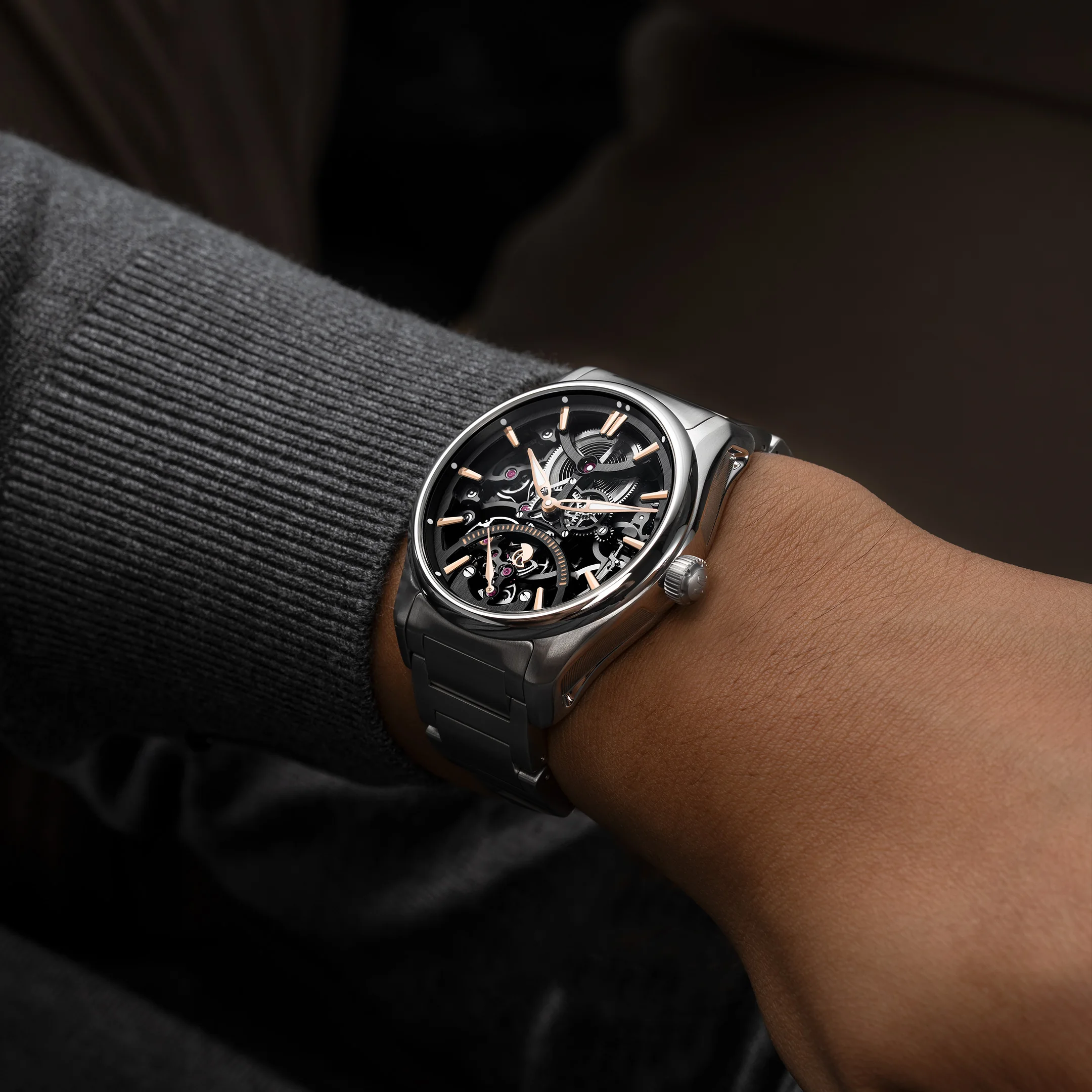 Bilekte H. Moser & Cie. Pioneer Skeleton Retrograde Seconds ref. 3251-1200, çelik bilezikli iskelet kadran