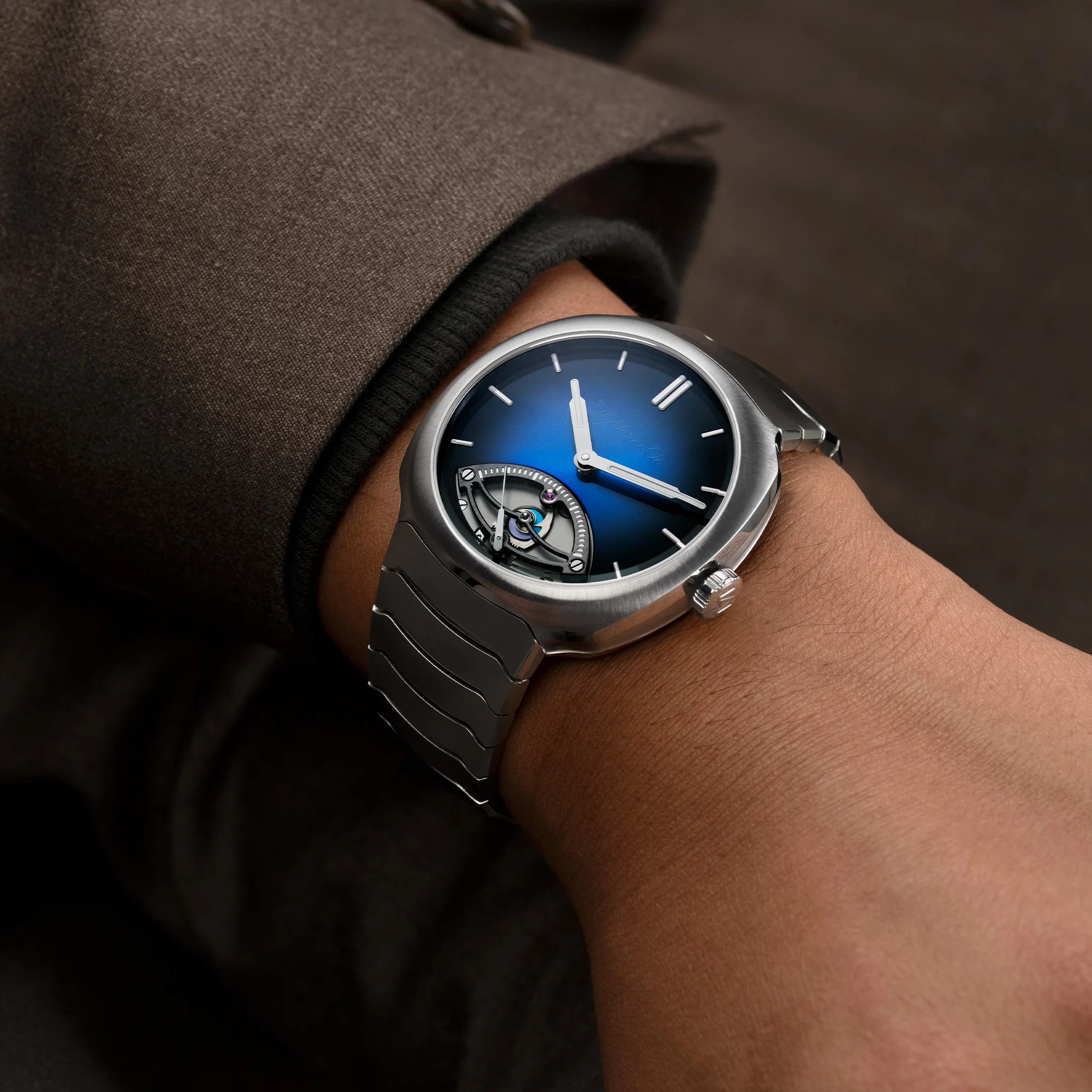 Bilekte H. Moser & Cie. Streamliner Retrograde Seconds ref. 6252-1200, Midnight Blue fumé kadran