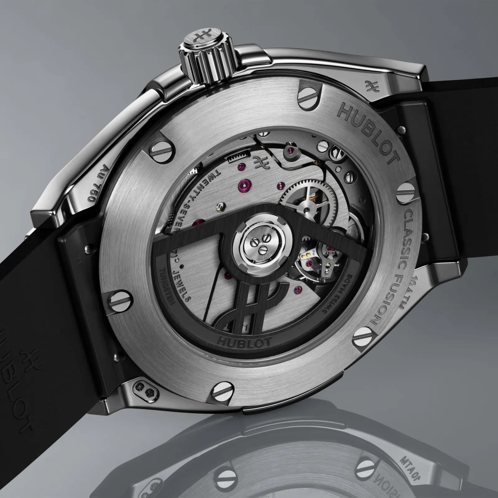 Hublot Classic Fusion Tributo beyaz altın arka kapak ve tungsten rotor Hublot Classic Fusion Tributo beyaz altın safir arka kapaktan görünen HUB1711 mekanizması ve siyah tungsten H rotor