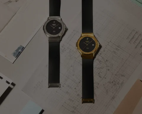 Hublot Classic Fusion Tributo'nun 38 mm sarı altın ve beyaz altın sürümleri siyah kauçuk kayışla yan yana