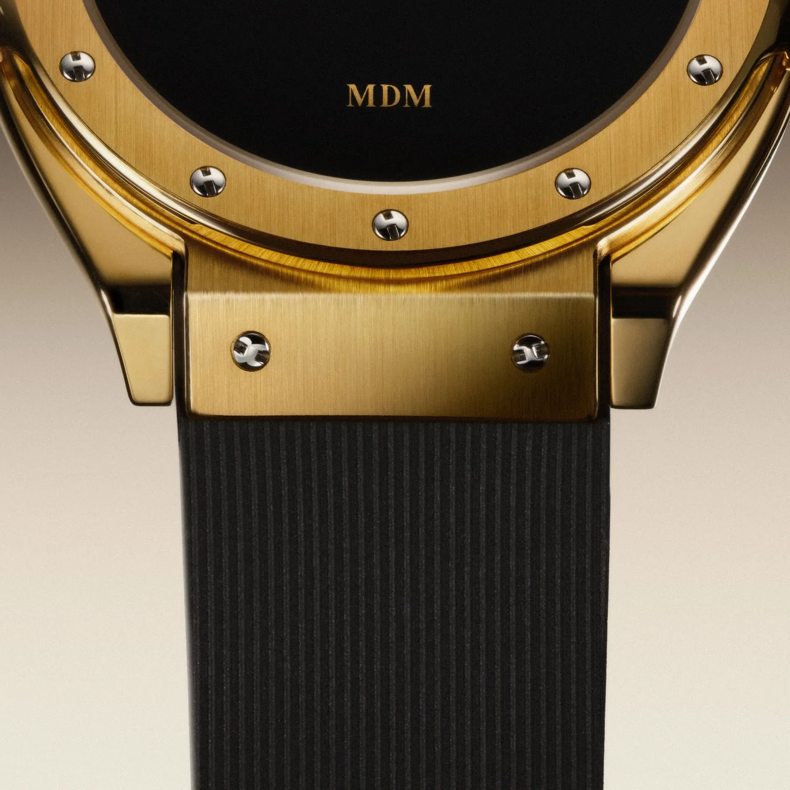 Hublot Classic Fusion Tributo sarı altın MDM yazılı kadran Hublot Classic Fusion Tributo sarı altın kasa, saat 6'da MDM baskılı siyah kadran ve açıkta kalan kulplar