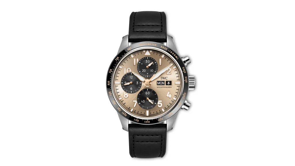Reloj IWC Pilot's Watch Performance Chronograph 41 Año de la Cabra IW388310, esfera dorada, contadores negros y bisel de cerámica negra.