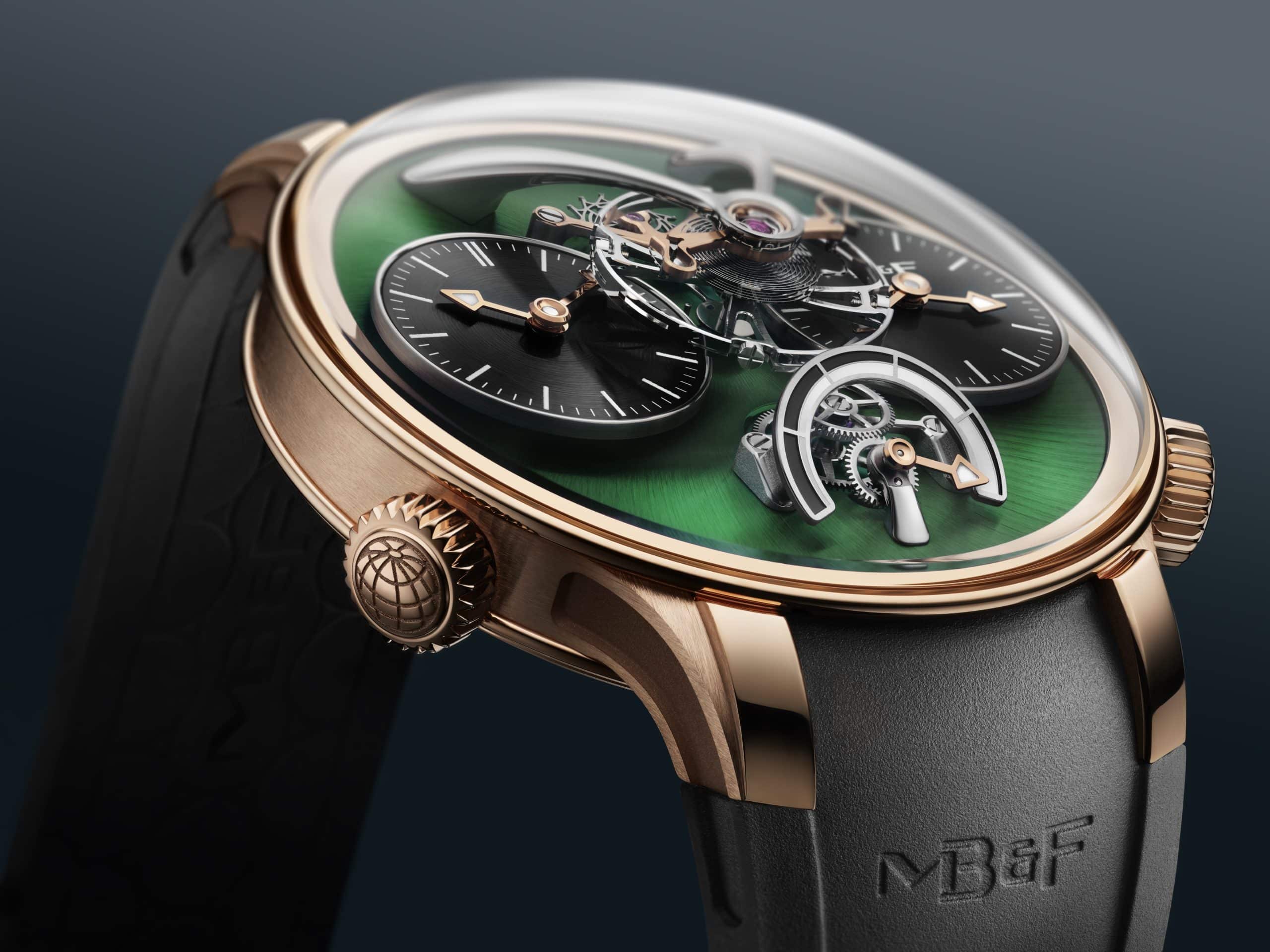 MB&F LM1 EVO 5N+ pembe altın kasa ve yeşil kadran plakası, saat 6'daki eğimli güç rezervi göstergesi