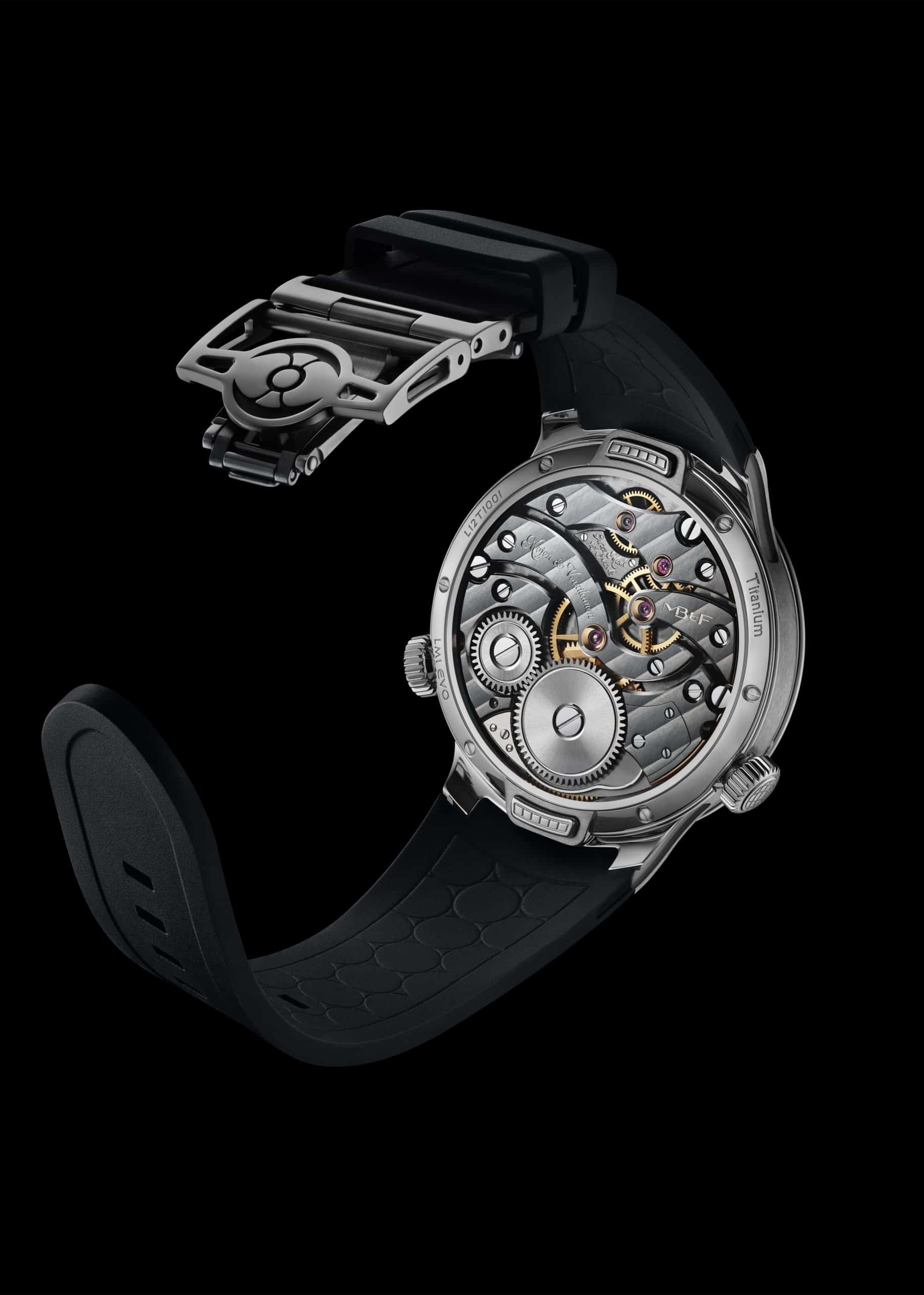 MB&F LM1 EVO titanyum sürümün safir arka kapağından görünen elle kurmalı mekanizma ve hızlı değişen kauçuk kayış