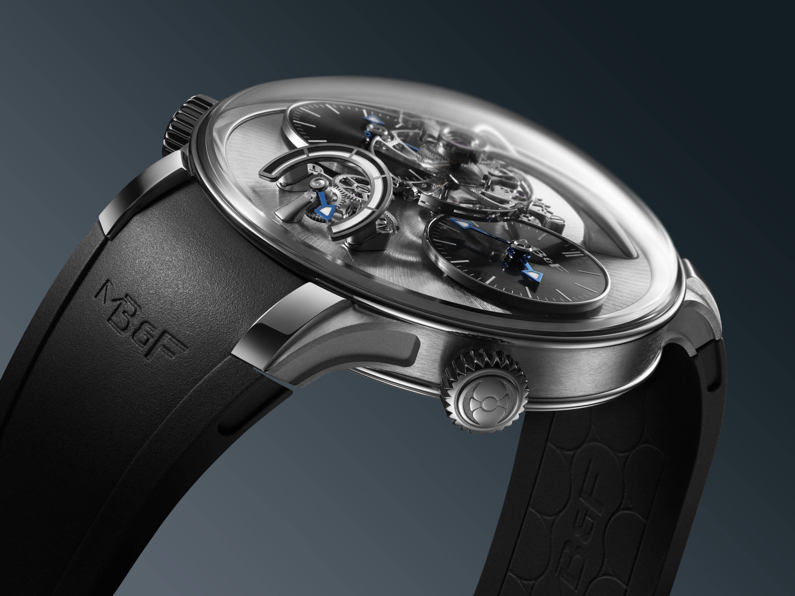 MB&F LM1 EVO titanyum kasa, siyah zaman kadranları ve havada asılı duran balans