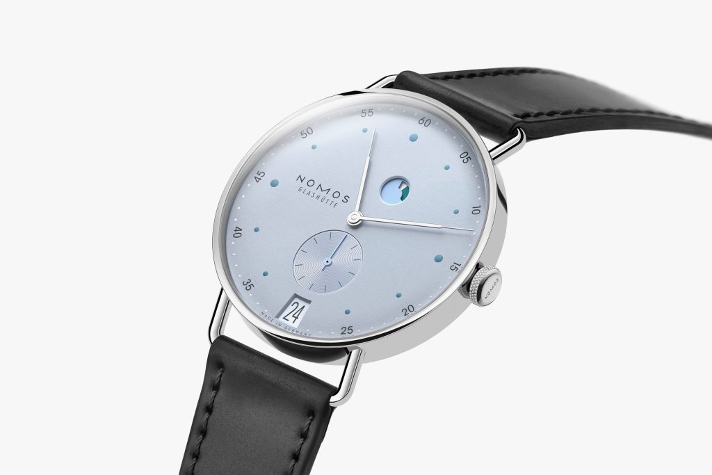 NOMOS Metro Date Power Reserve Ice Blue ref. 1121, buz mavisi kadran ve siyah deri kayış