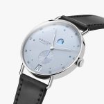 NOMOS Metro Date Power Reserve Ice Blue ref. 1121, buz mavisi kadran ve siyah deri kayış