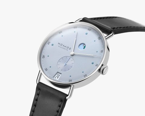 NOMOS Metro Date Power Reserve Ice Blue ref. 1121, buz mavisi kadran ve siyah deri kayış