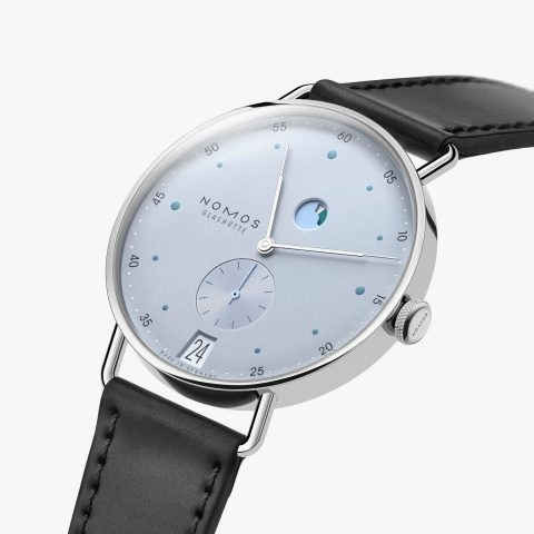 NOMOS Metro Date Power Reserve Ice Blue ref. 1121, buz mavisi kadran ve siyah deri kayış