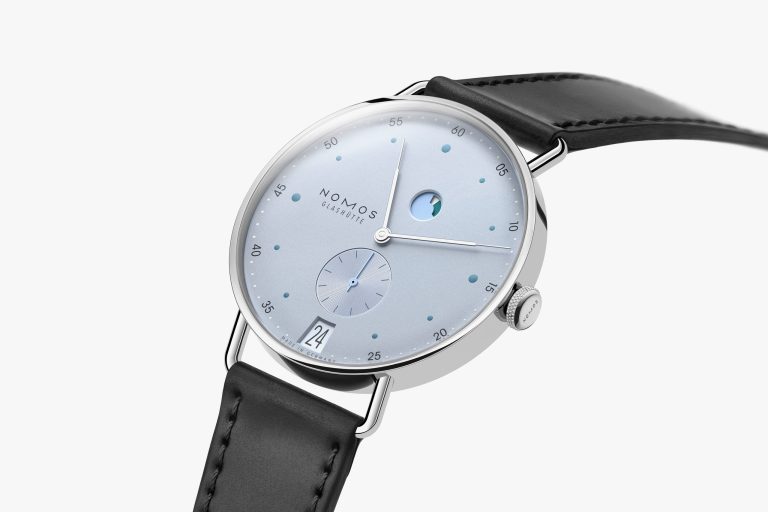 NOMOS Metro Date Power Reserve Ice Blue ref. 1121, buz mavisi kadran ve siyah deri kayış