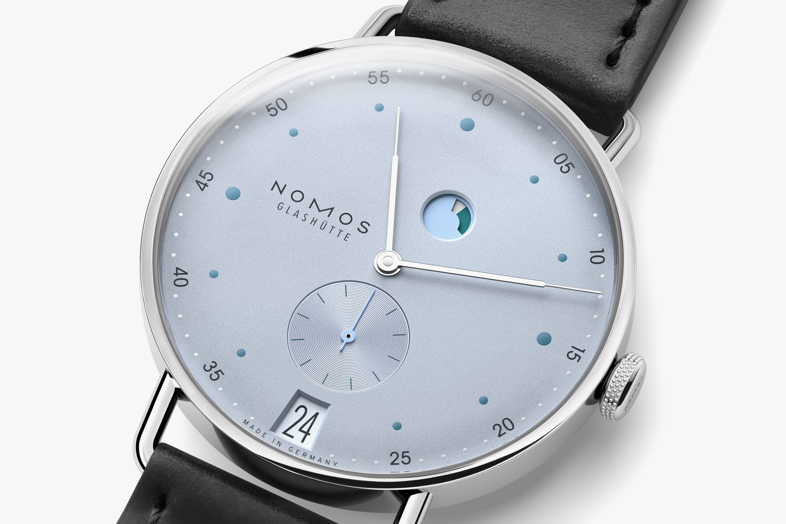 NOMOS Metro Date Power Reserve Ice Blue kadranında güç rezervi göstergesi, küçük saniye ve tarih penceresi