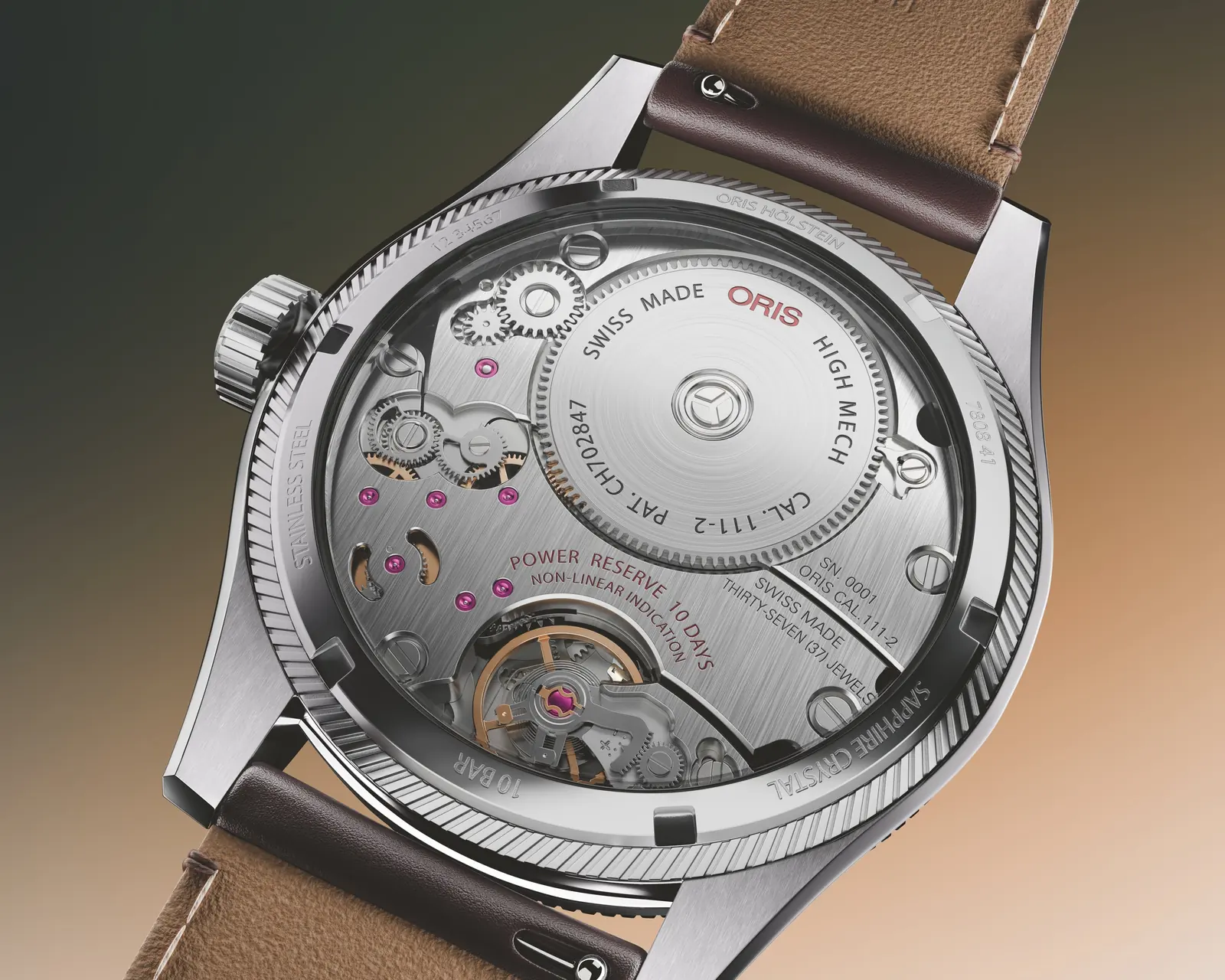 Oris Calibre 111 arka kapak Oris ProPilot Calibre 111 vidalı safir arka kapaktan görünen elle kurmalı Calibre 111 mekanizması
